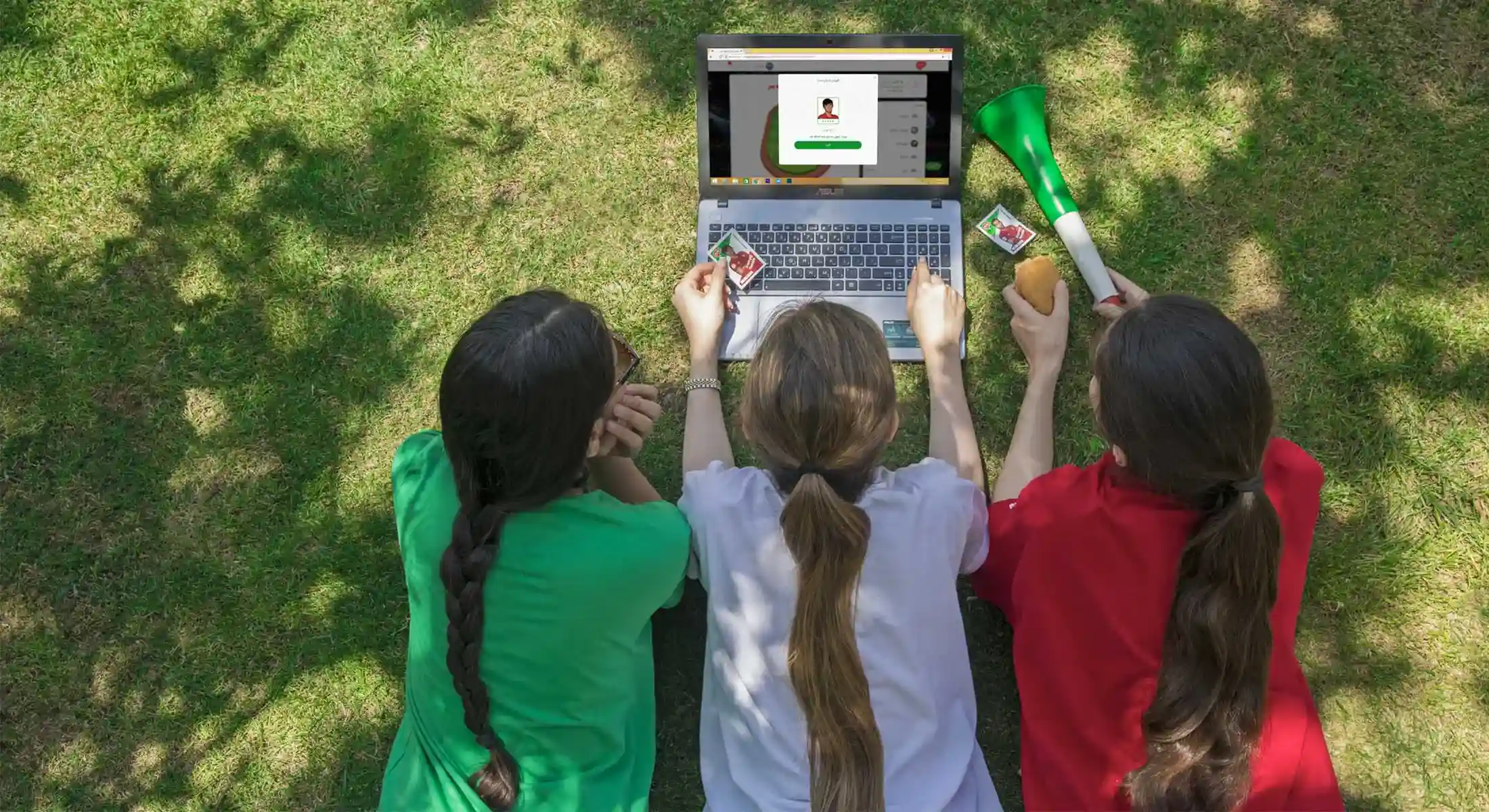 دخترانی بر روی چمن دراز کشیده اند کمپین پچ پچ رو باز کردن